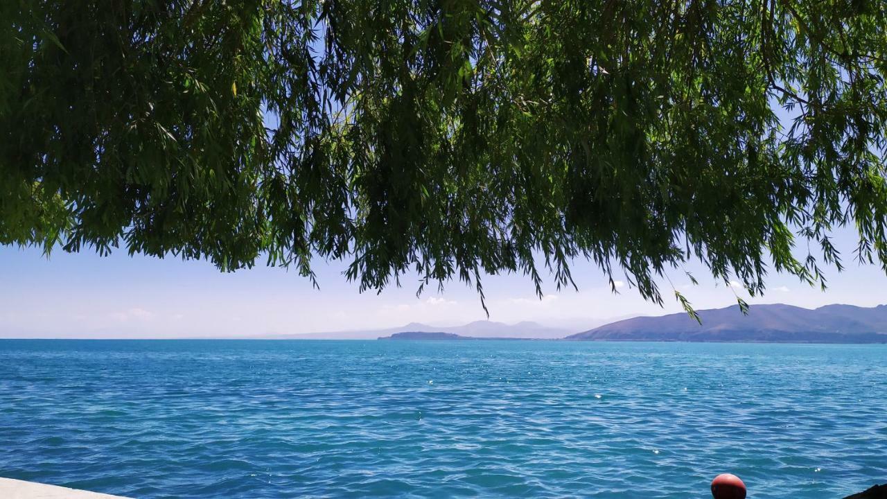 Edem Sevan Bagian luar foto
